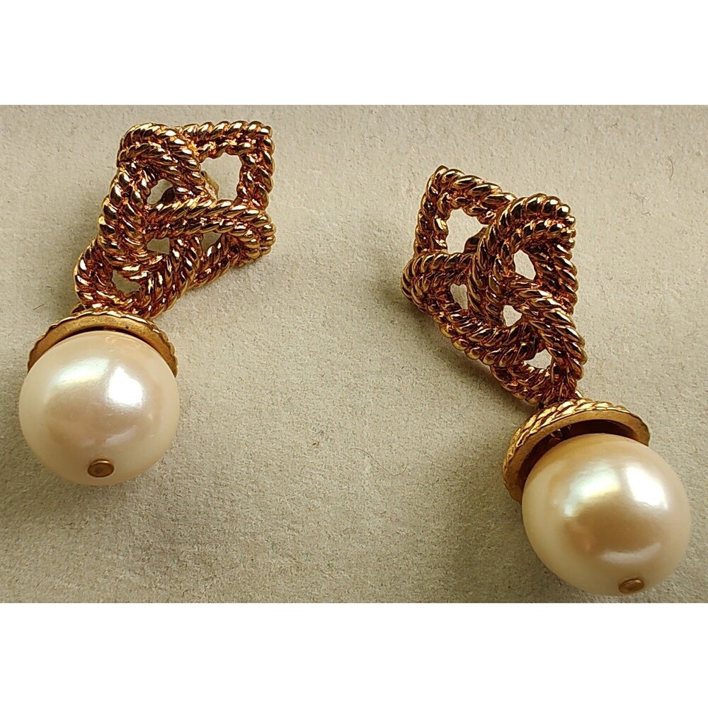 Vtg Avon Earrings Gold Tone Faux Pearl Dangle Drop Clip On Textured Celtic Knot